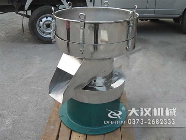 涂料振動(dòng)篩由：框體，振動(dòng)斗，出料口，振動(dòng)電機(jī)底座等部件組成