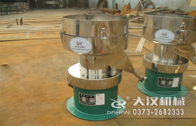 涂料振動(dòng)篩底部為碳鋼材質(zhì)，上半部分與無(wú)聊接觸的為不銹鋼材質(zhì)，這種產(chǎn)品能夠在成本上有所節(jié)約。