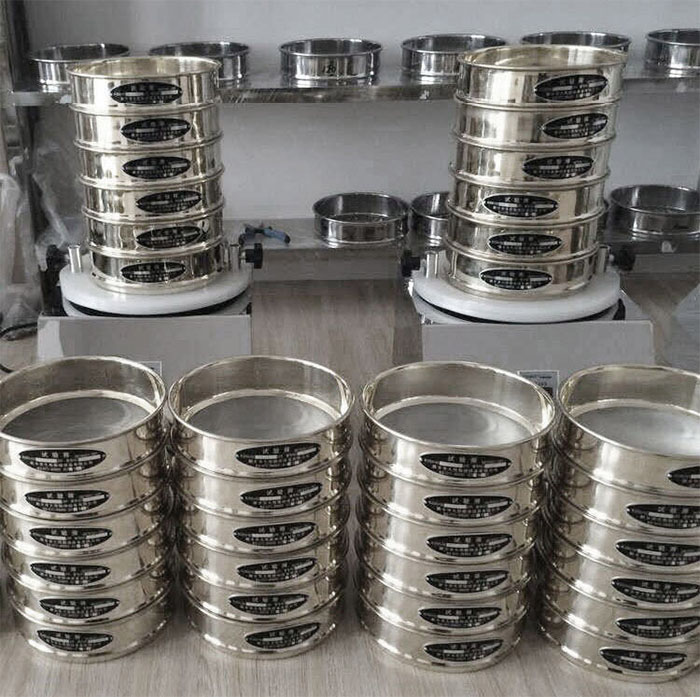 試驗(yàn)篩采用SUS403不生銹材質(zhì)，篩框壁厚0.6mm經(jīng)久耐用不變形，可耐400°高溫，可用于無機(jī)，有機(jī)溶液。