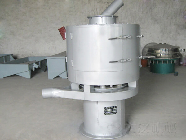 氣流篩與其它普通振動(dòng)篩不同的是其采用的是立式篩網(wǎng)，篩分主要?jiǎng)恿碜燥L(fēng)機(jī)的吹動(dòng)帶動(dòng)物料撲向篩網(wǎng)，從而完成篩分目的。