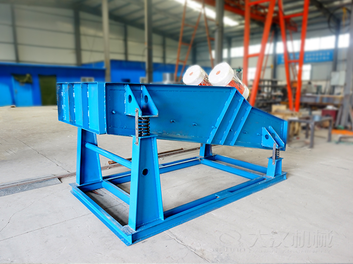 大型振動(dòng)篩主要是用來(lái)篩分煤礦，礦石一些大型的篩分場(chǎng)地中。